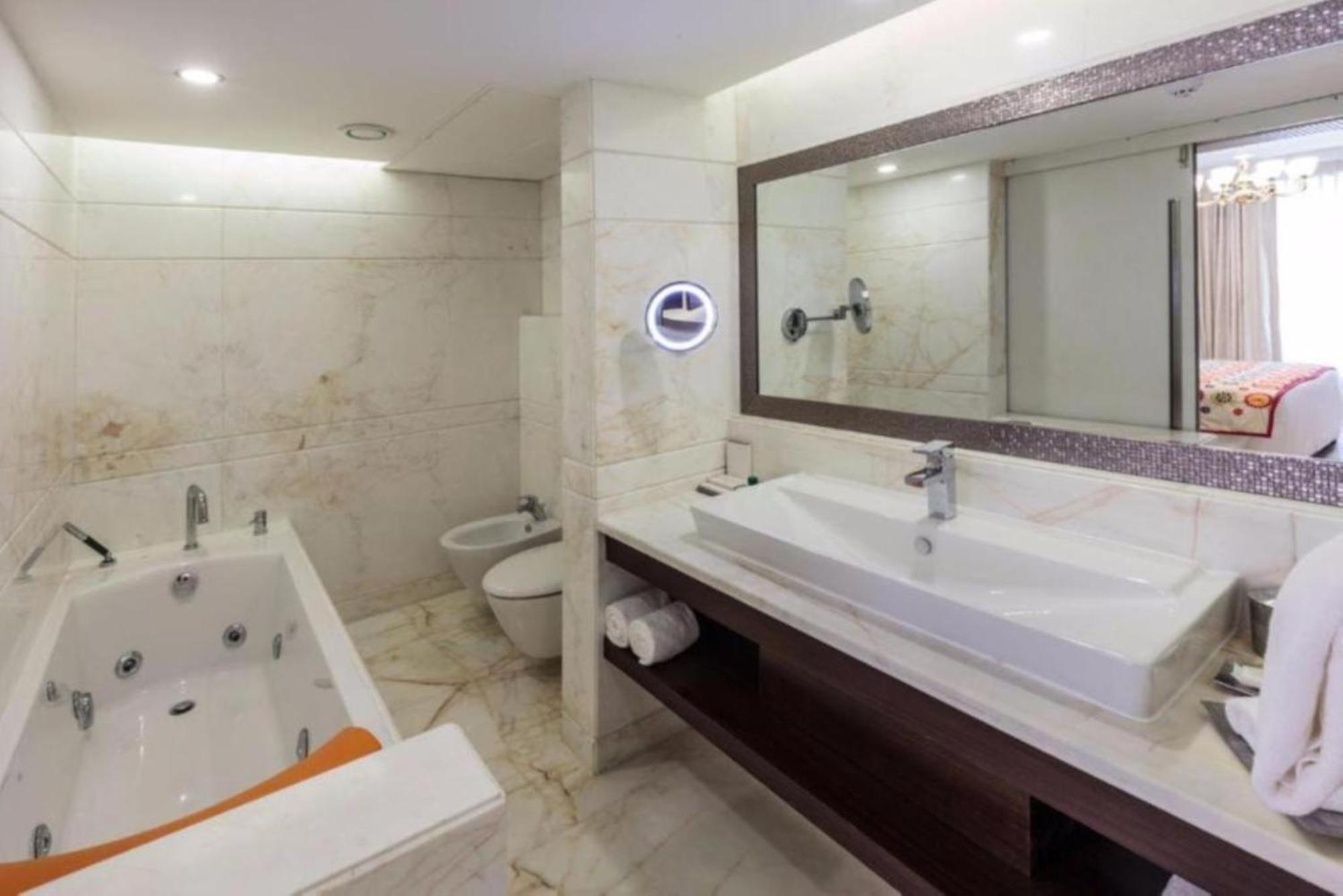 Hotel Seven Inn Near Delhi Airport ニューデリー エクステリア 写真